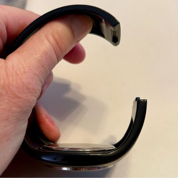 Black Quartz Wearable MW Bracelet Watch - Picture 4 of 6